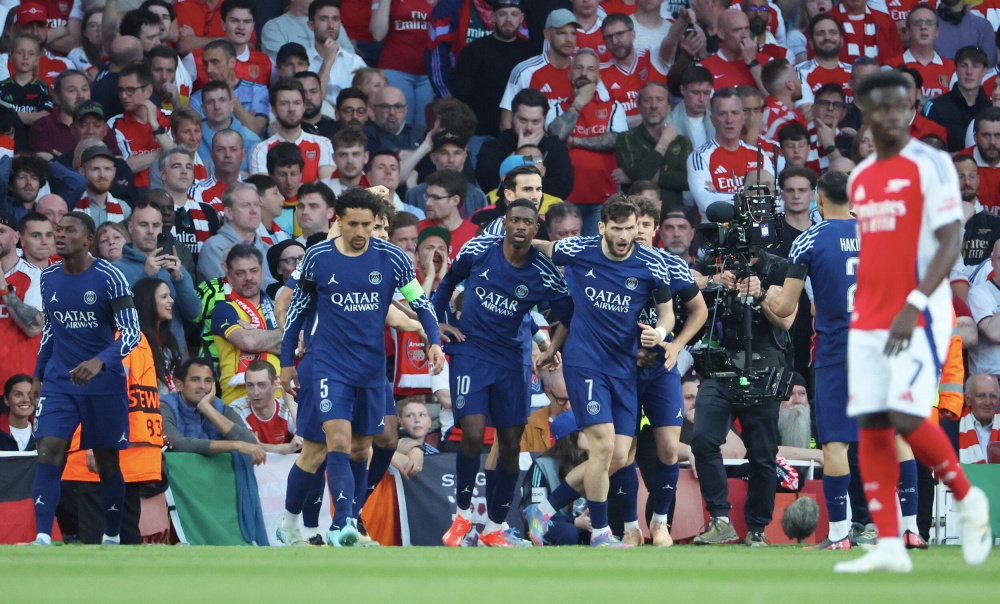 湖人vs马刺前瞻：湖人阵容齐整冲四强，一场定胜负悬念十足（湖人对阵马刺前瞻：全员齐整剑指四强，一战定胜负悬念拉满）