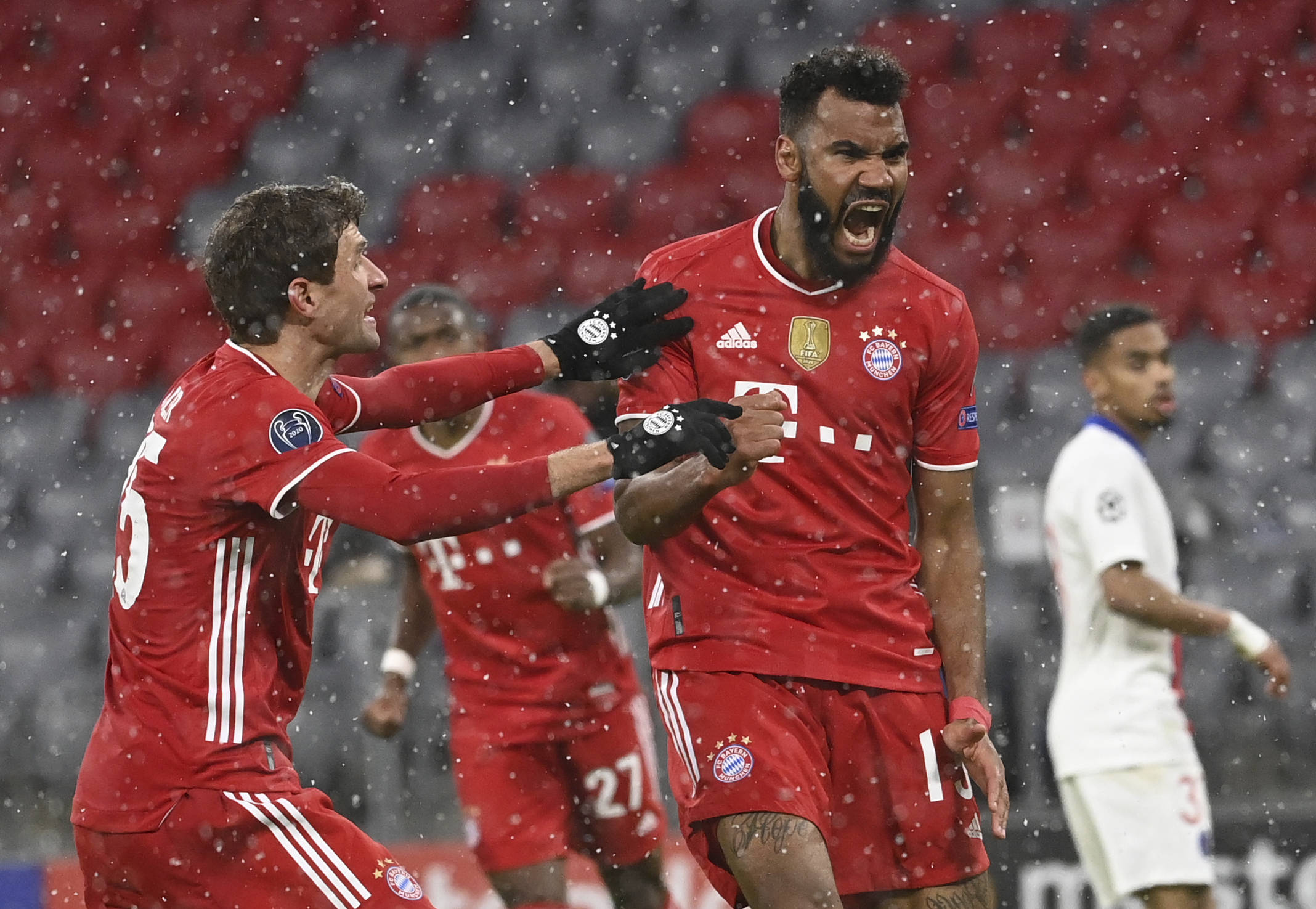 身背两黄，德容与卡萨多在欧冠再吃黄牌就要停赛（德容与卡萨多两黄在身 欧冠再染黄将被停赛）