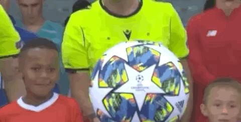 亚泰为客场全勤球迷颁发纪念证书，谭龙、徐浩峰等人参与颁奖