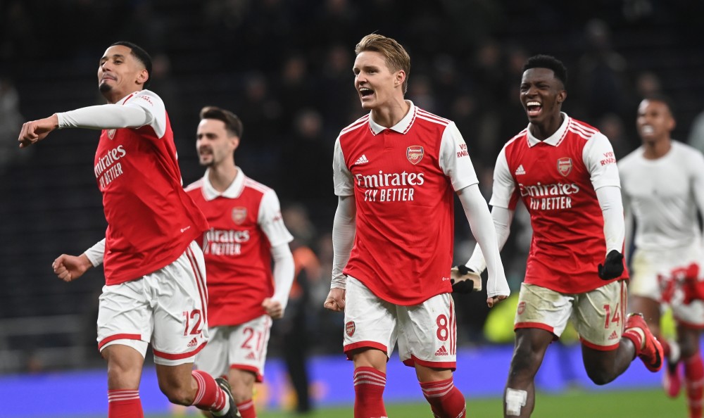 崩盘！利物浦3连败+3场丢10球，各赛事12场比赛狂输9场（溃败！利物浦三连败，近三战丢10球，近12场各项赛事输掉9场）