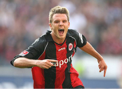 逆天，挪威甲门将点球大战一脚将摆好的球踢走以干扰对方（离谱！挪威甲门将在点球大战中一脚踢走摆好的球干扰对手）