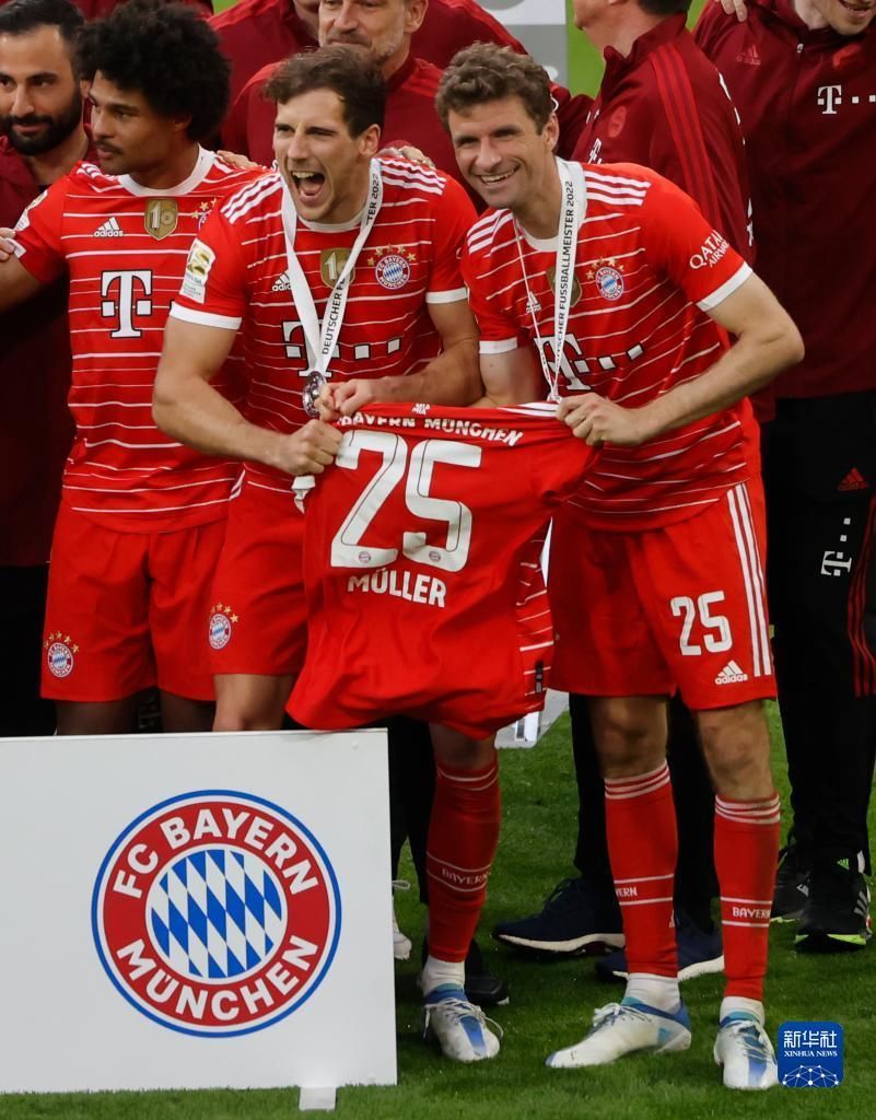 意甲风云再起！国际米兰4-0横扫科莫，齐沃战术大胜法布雷加斯夺榜首（意甲再燃战火：国米4-0痛击科莫，齐沃妙策击败法布雷加斯登顶榜首）